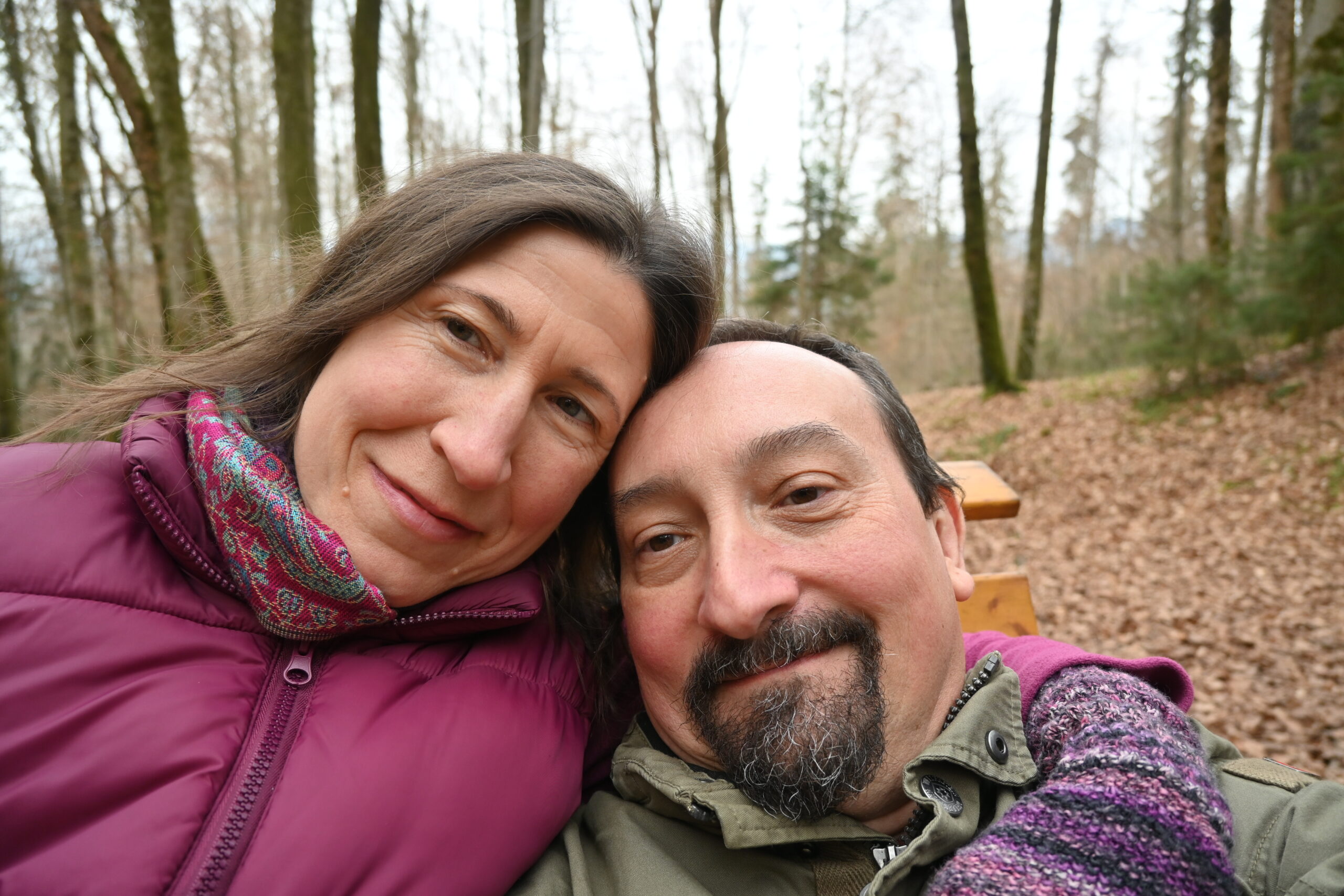 Twee mensen met een gong.