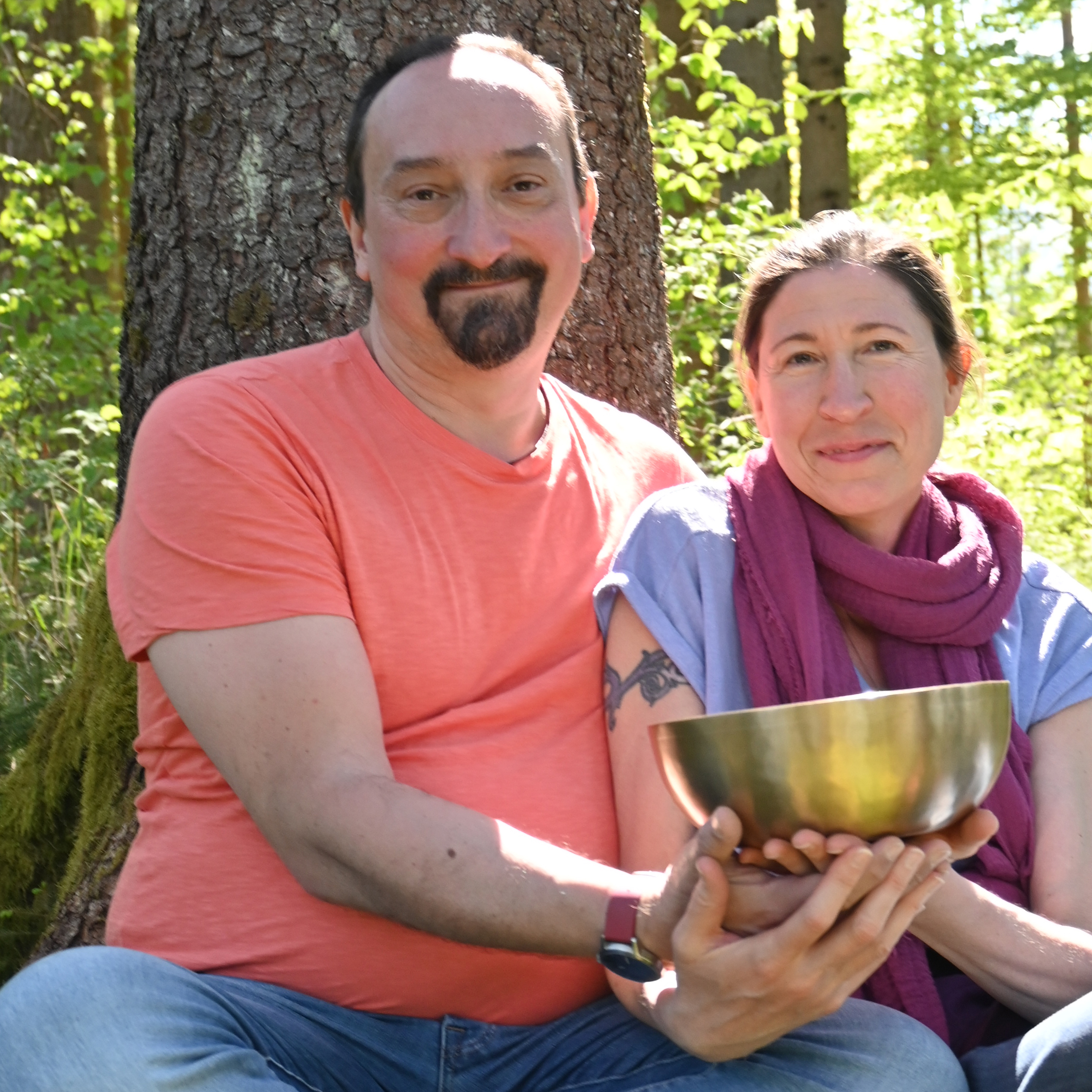 Verena & Andreas im Wald mit Klangschale